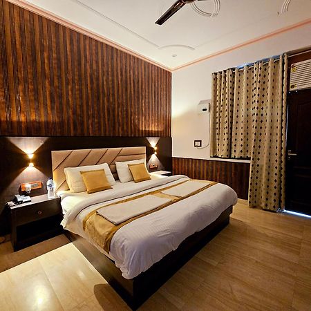 Hotel Shri Krishna Divine Dham à Mathura Extérieur photo