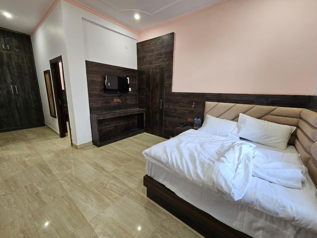 Hotel Shri Krishna Divine Dham à Mathura Extérieur photo