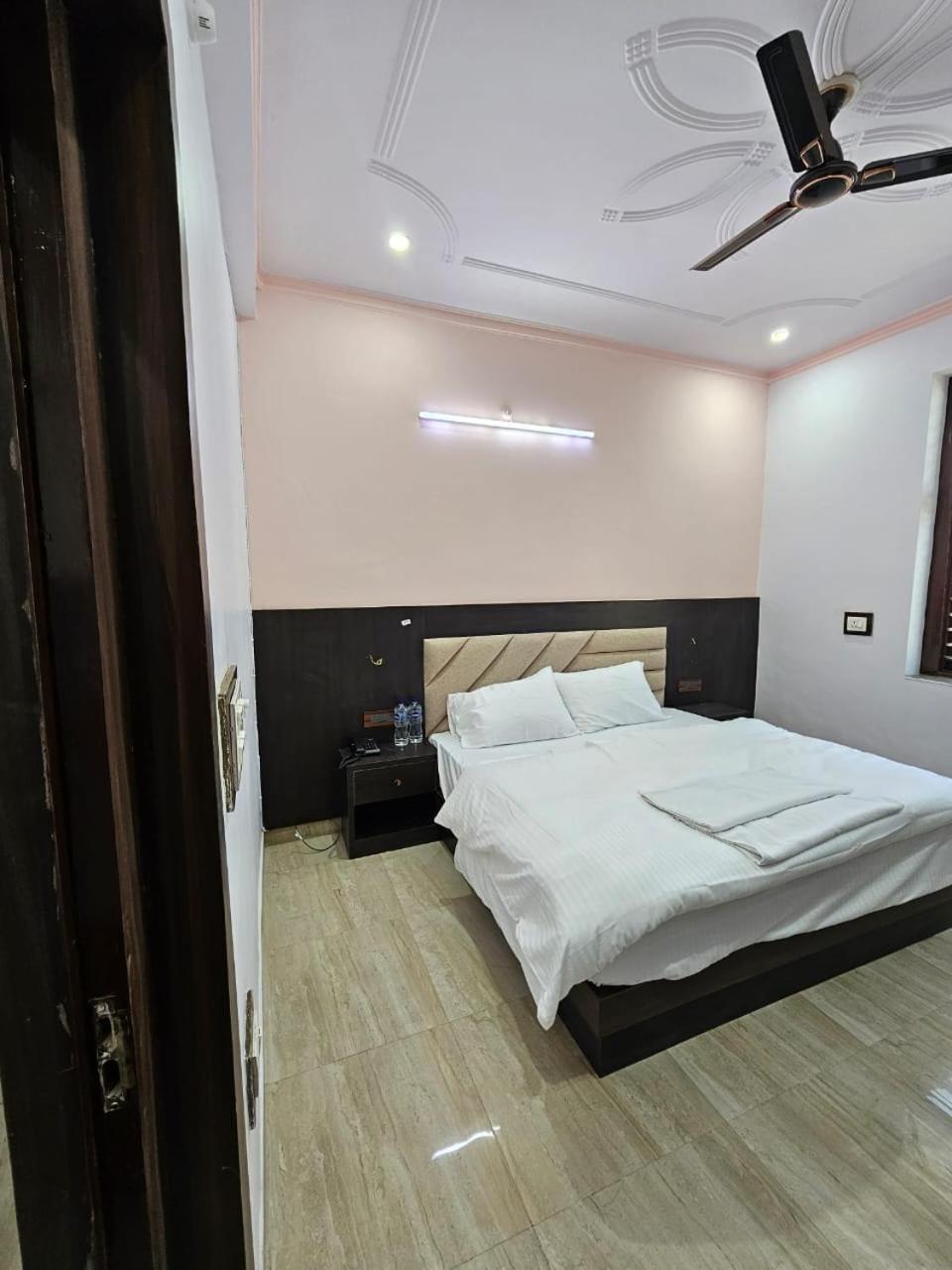 Hotel Shri Krishna Divine Dham à Mathura Extérieur photo