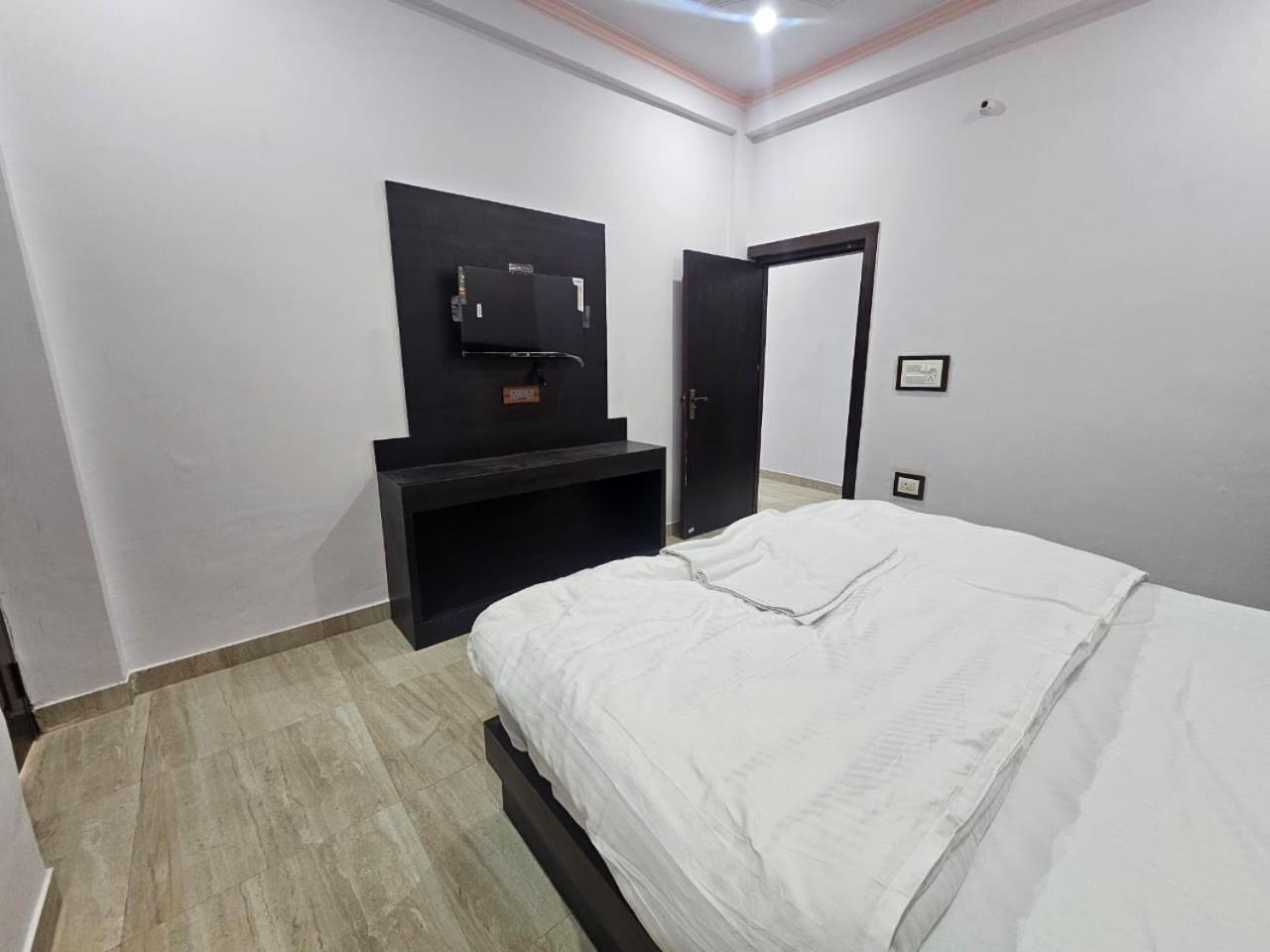Hotel Shri Krishna Divine Dham à Mathura Extérieur photo