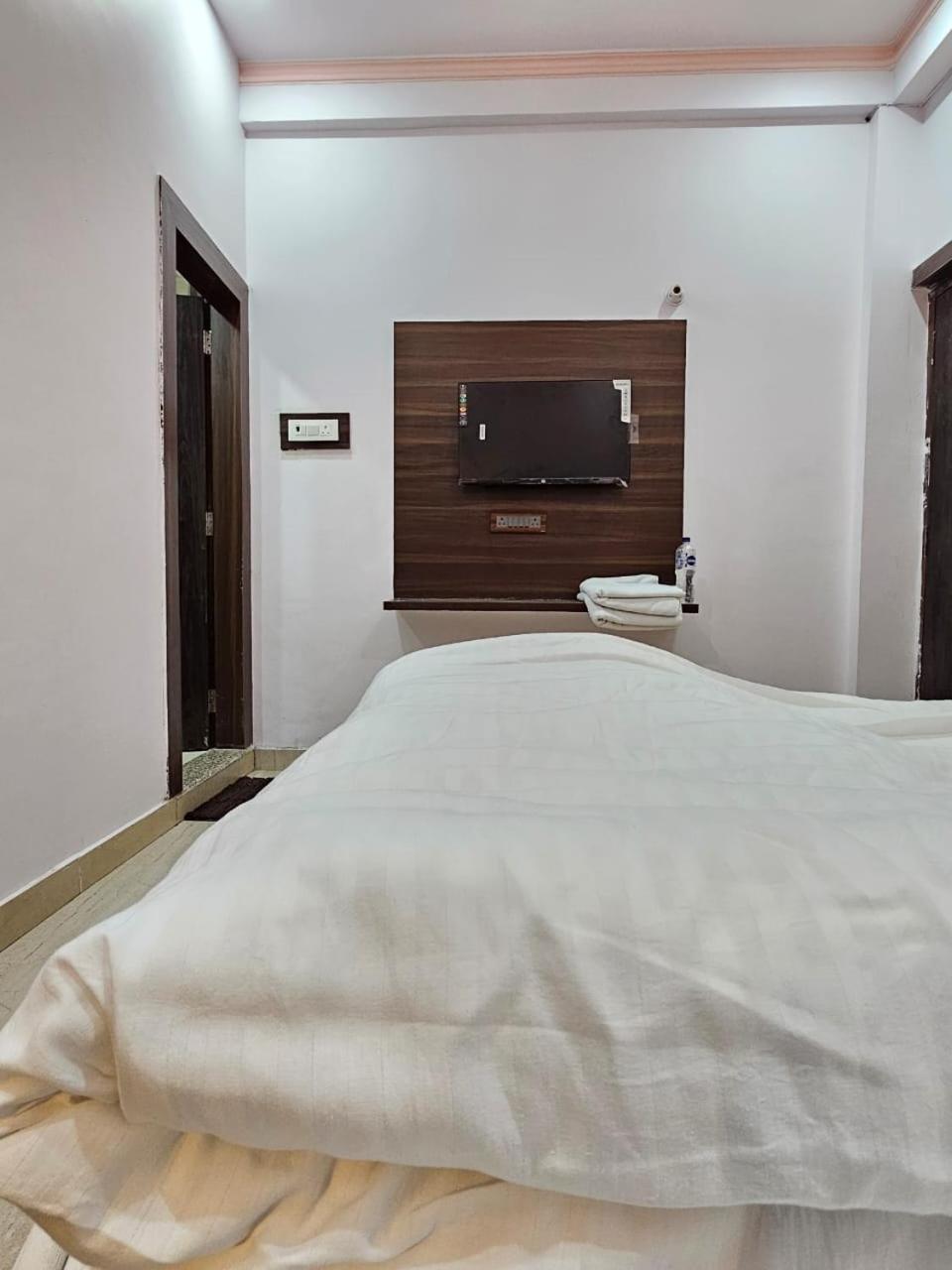 Hotel Shri Krishna Divine Dham à Mathura Extérieur photo