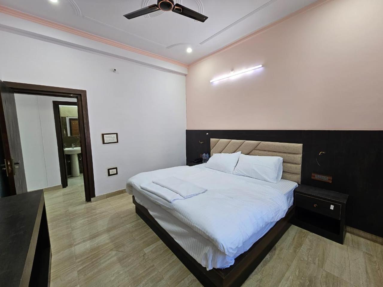 Hotel Shri Krishna Divine Dham à Mathura Extérieur photo