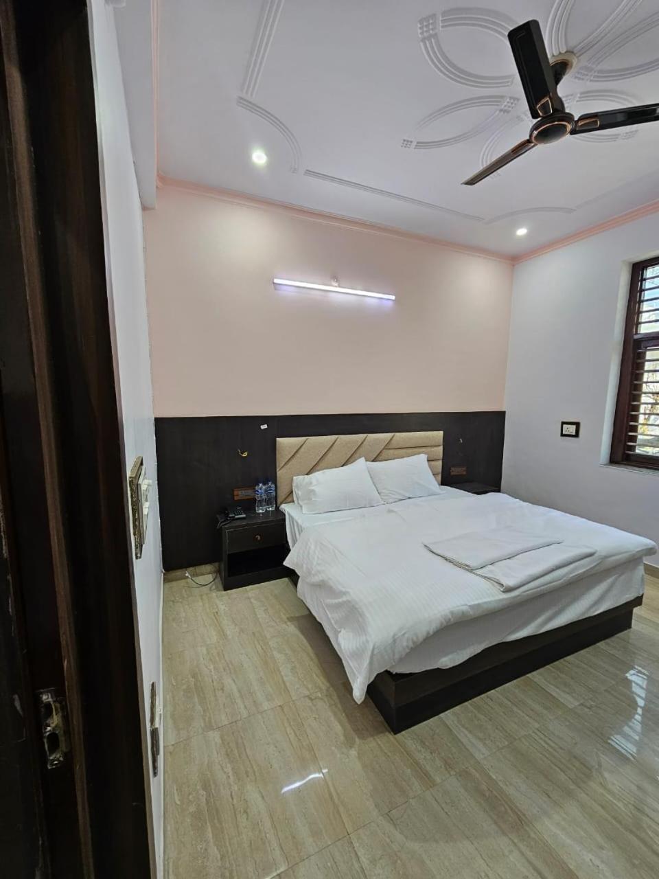 Hotel Shri Krishna Divine Dham à Mathura Extérieur photo
