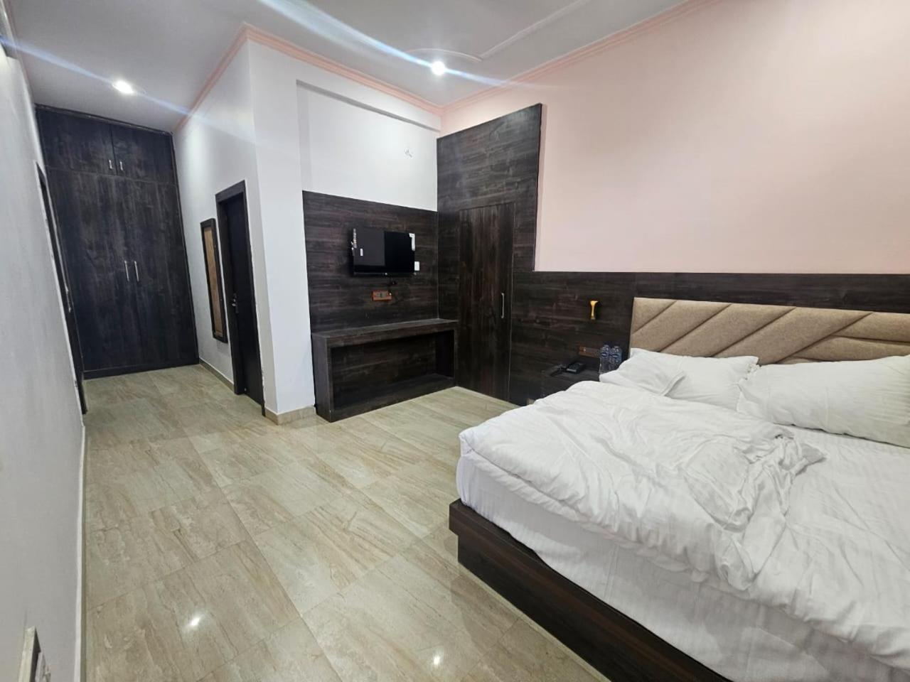 Hotel Shri Krishna Divine Dham à Mathura Extérieur photo