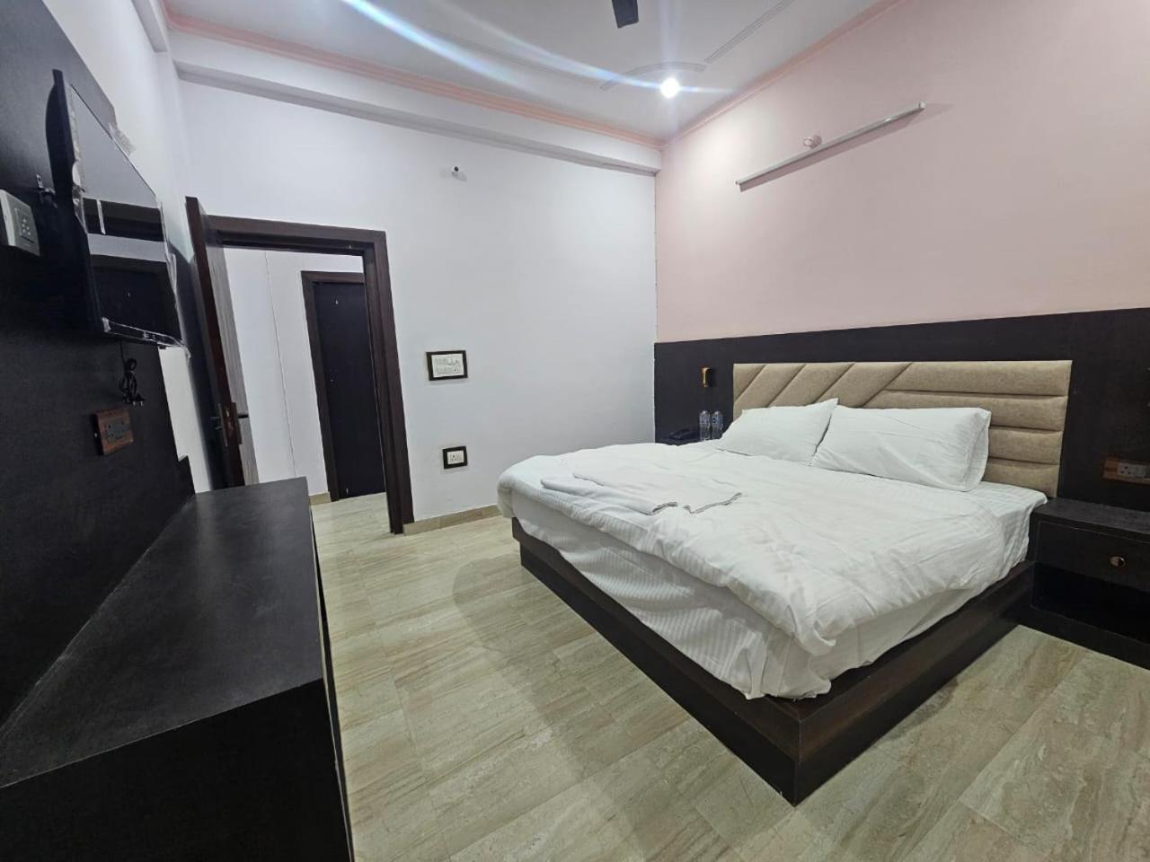 Hotel Shri Krishna Divine Dham à Mathura Extérieur photo