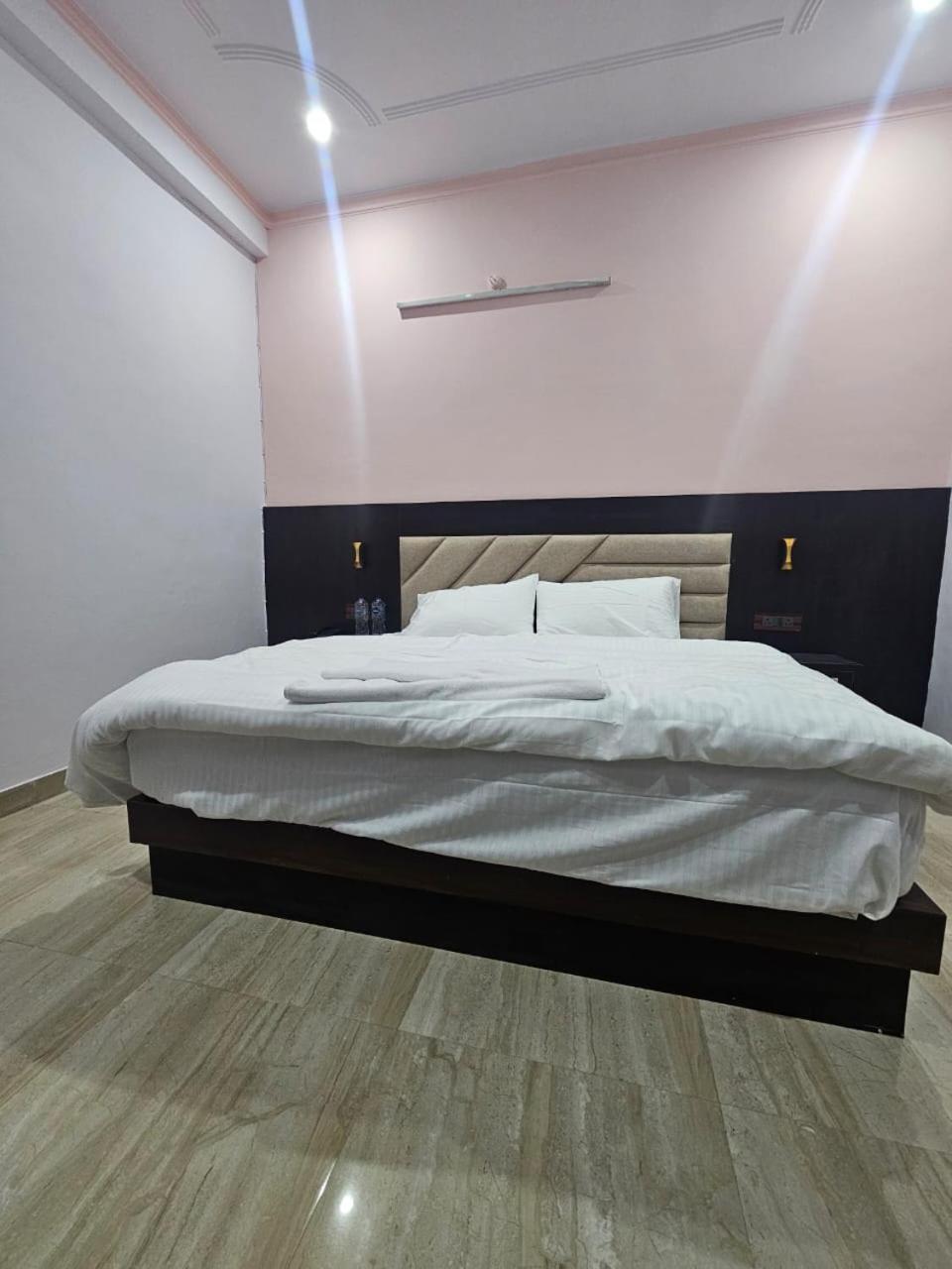 Hotel Shri Krishna Divine Dham à Mathura Extérieur photo