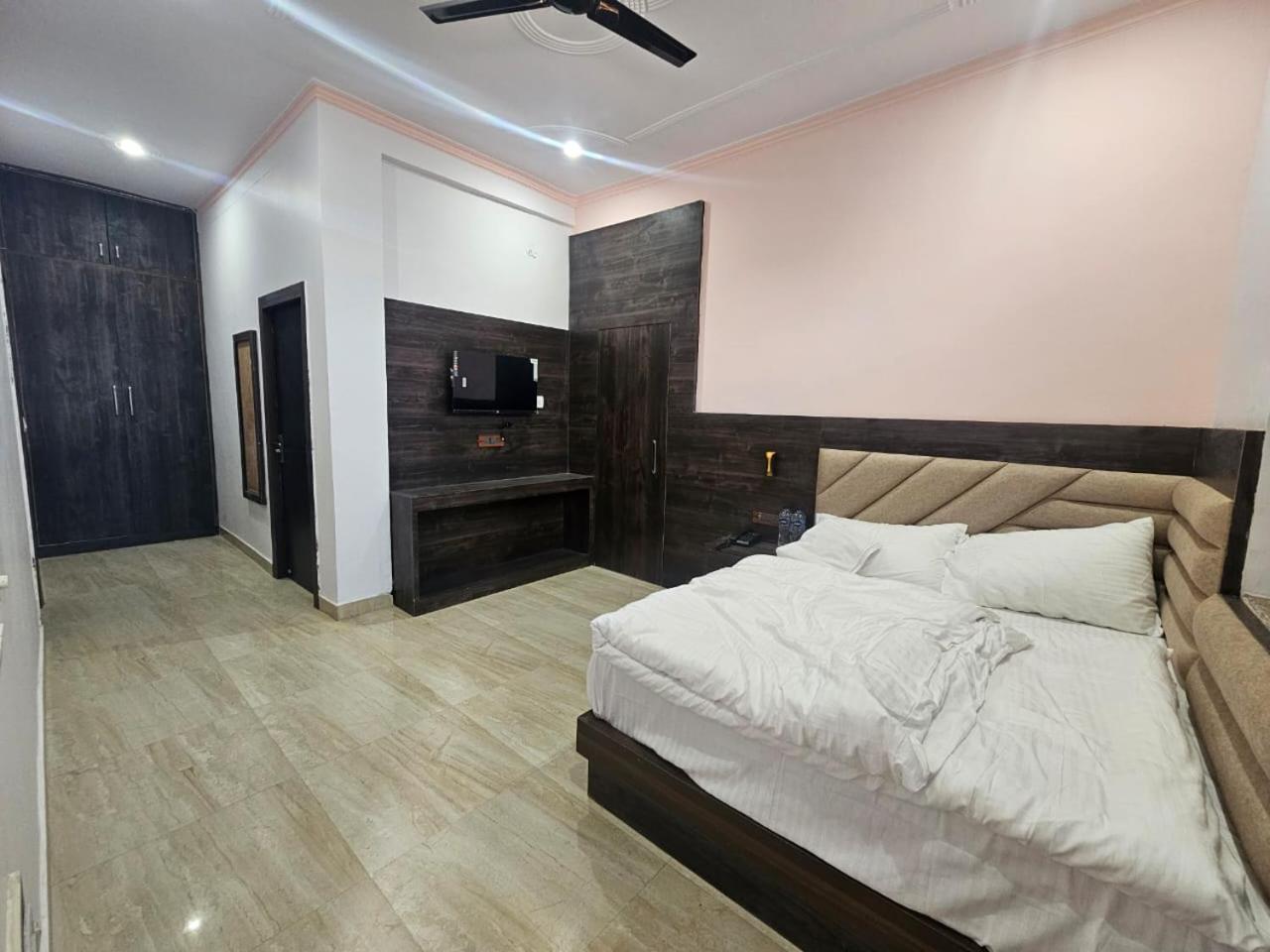 Hotel Shri Krishna Divine Dham à Mathura Extérieur photo