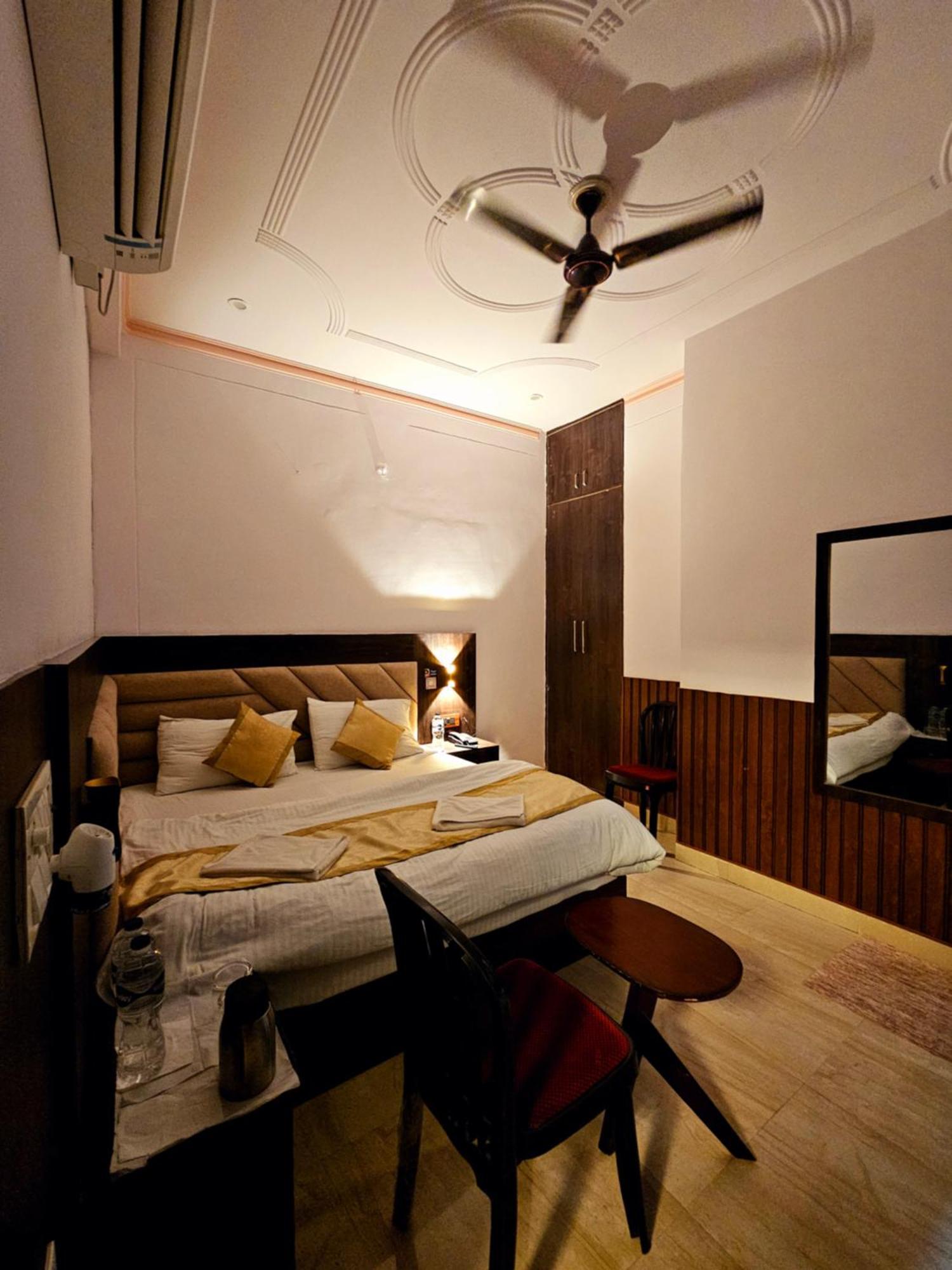 Hotel Shri Krishna Divine Dham à Mathura Extérieur photo