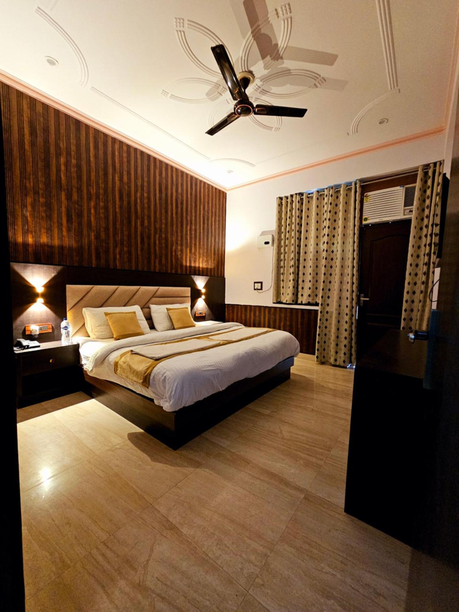Hotel Shri Krishna Divine Dham à Mathura Extérieur photo