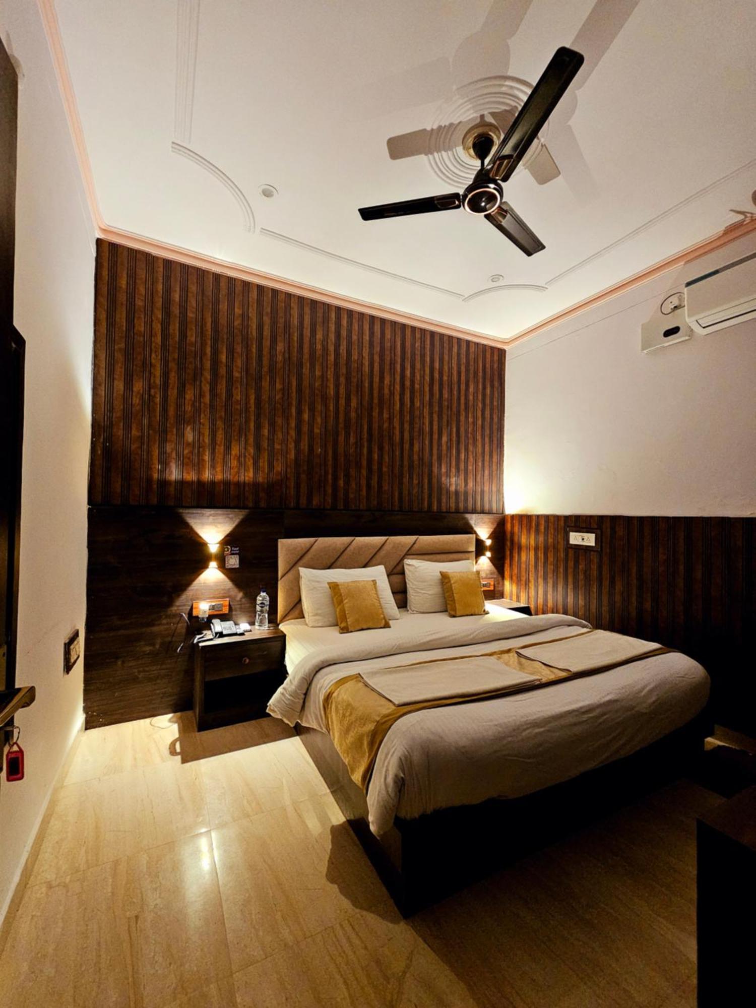 Hotel Shri Krishna Divine Dham à Mathura Extérieur photo
