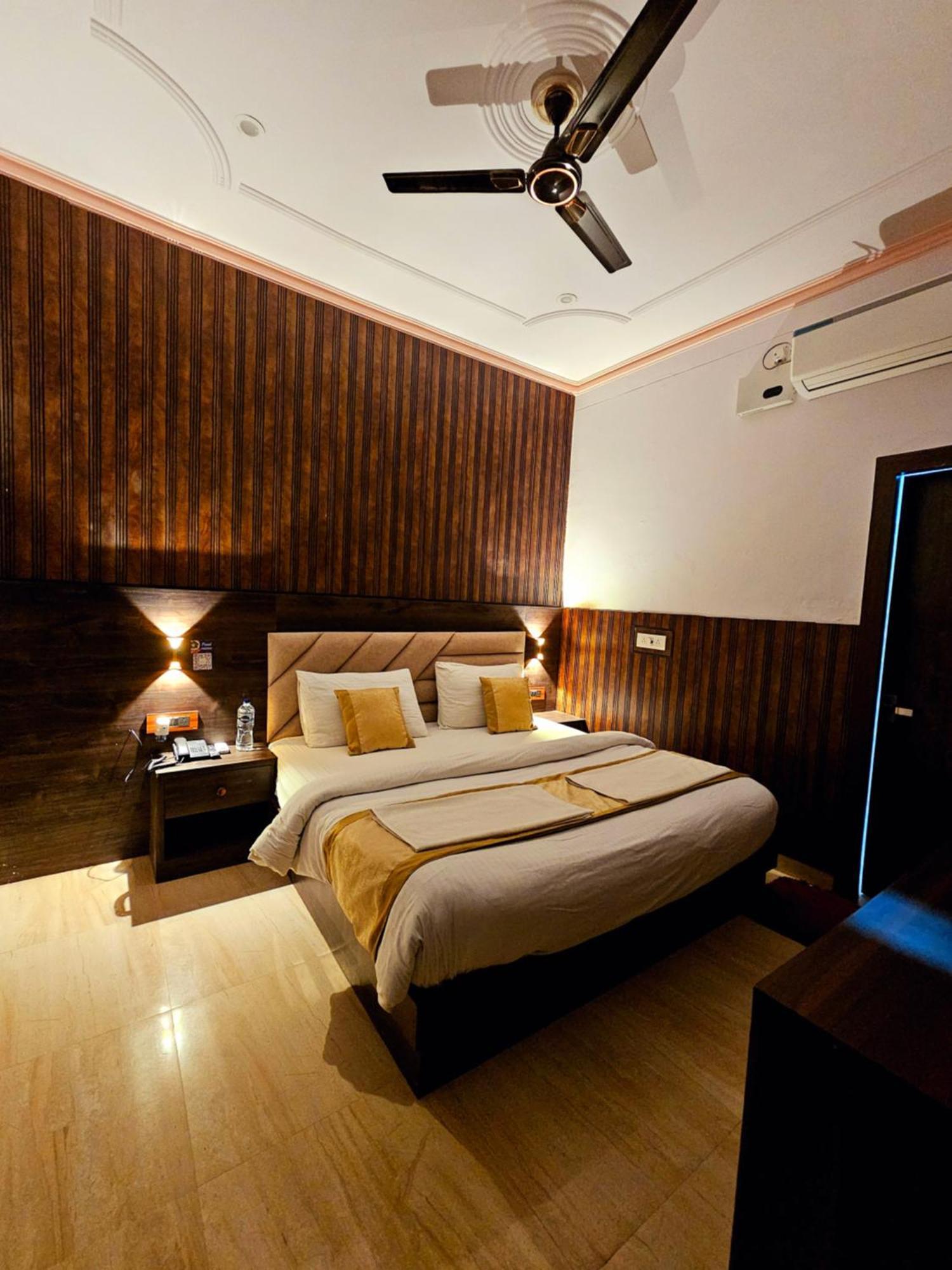 Hotel Shri Krishna Divine Dham à Mathura Extérieur photo