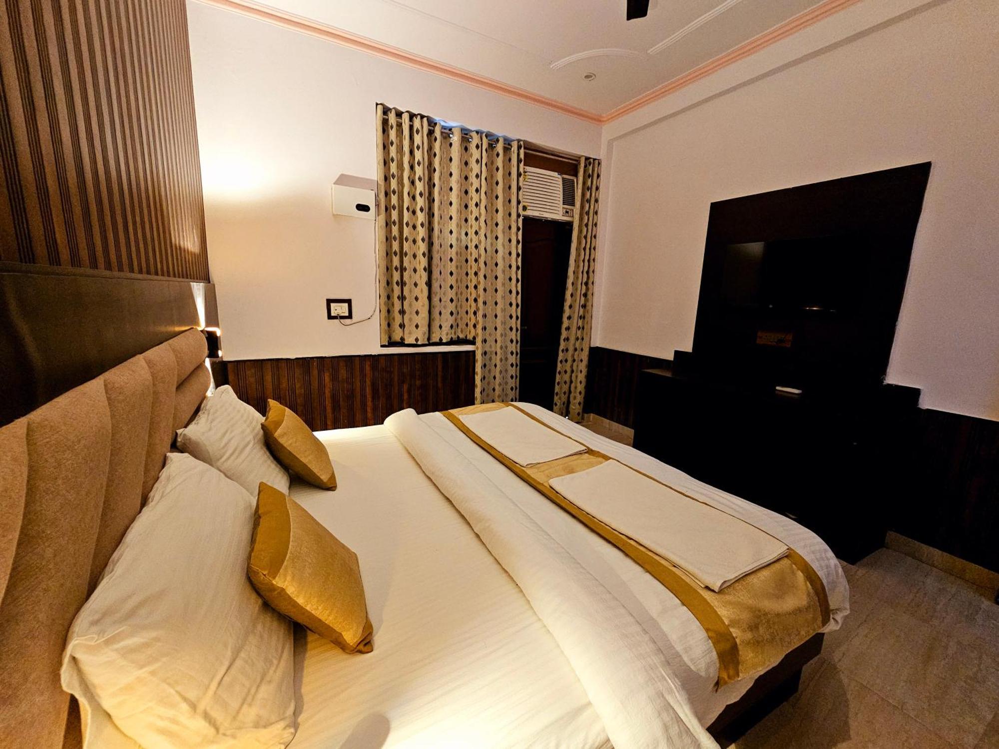 Hotel Shri Krishna Divine Dham à Mathura Extérieur photo