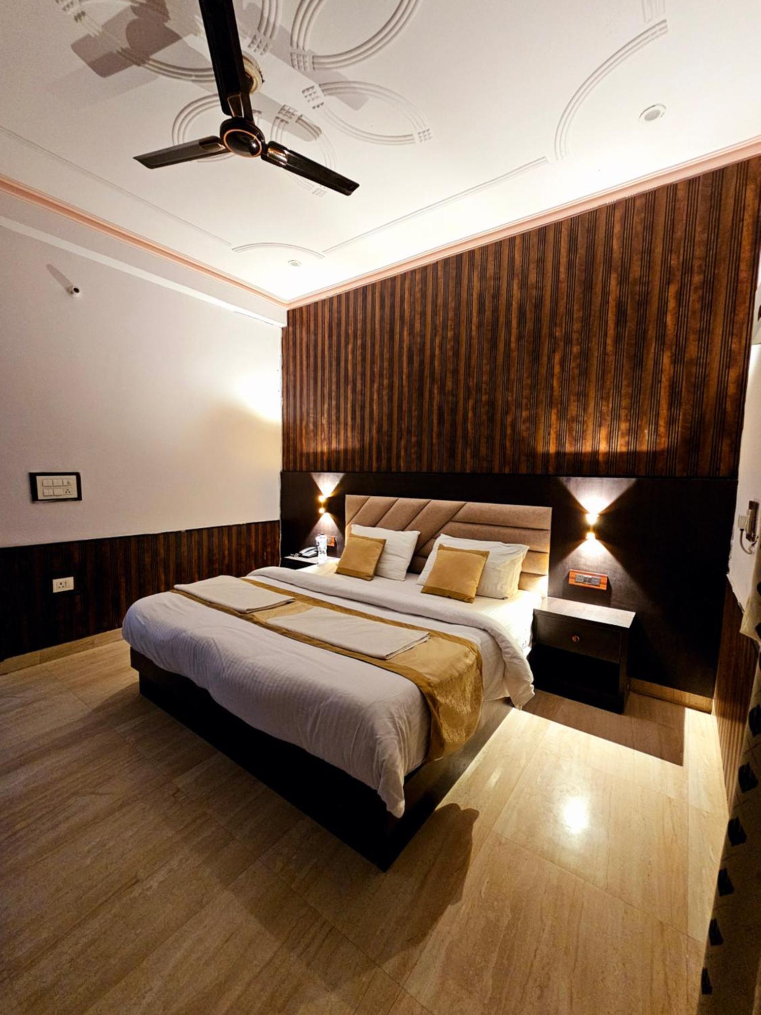 Hotel Shri Krishna Divine Dham à Mathura Extérieur photo