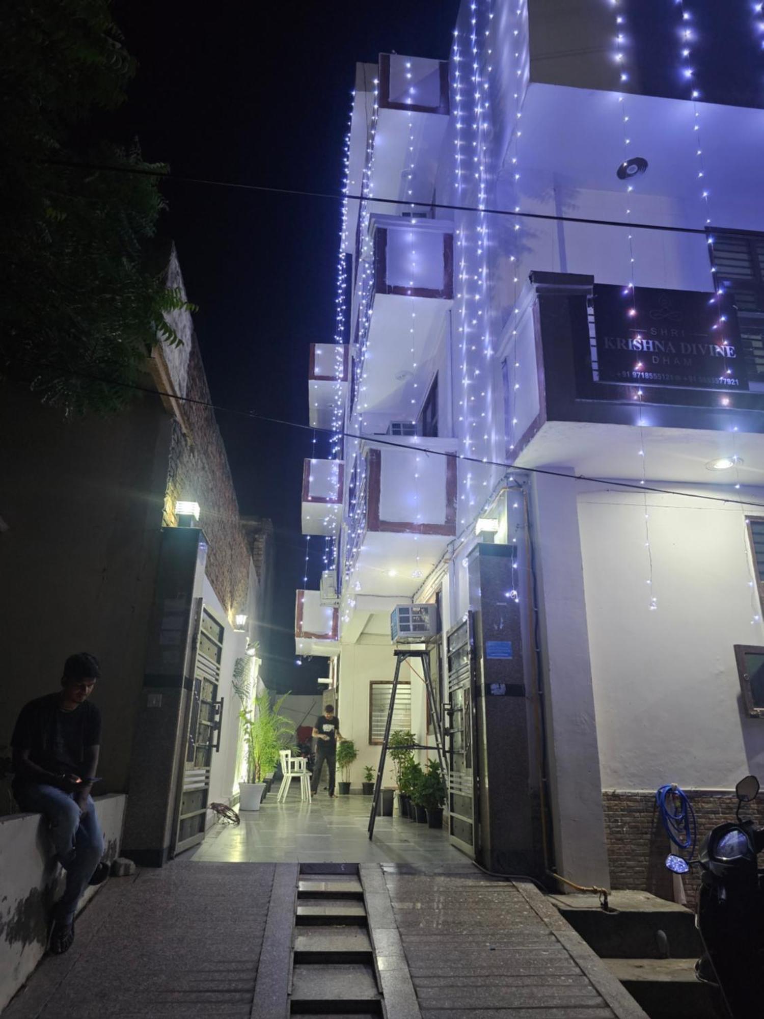 Hotel Shri Krishna Divine Dham à Mathura Extérieur photo