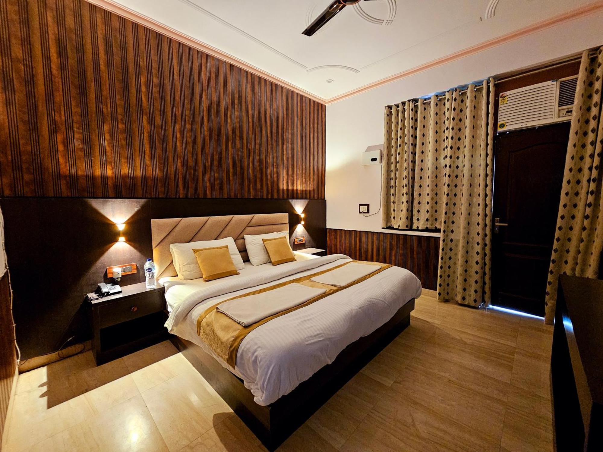 Hotel Shri Krishna Divine Dham à Mathura Extérieur photo