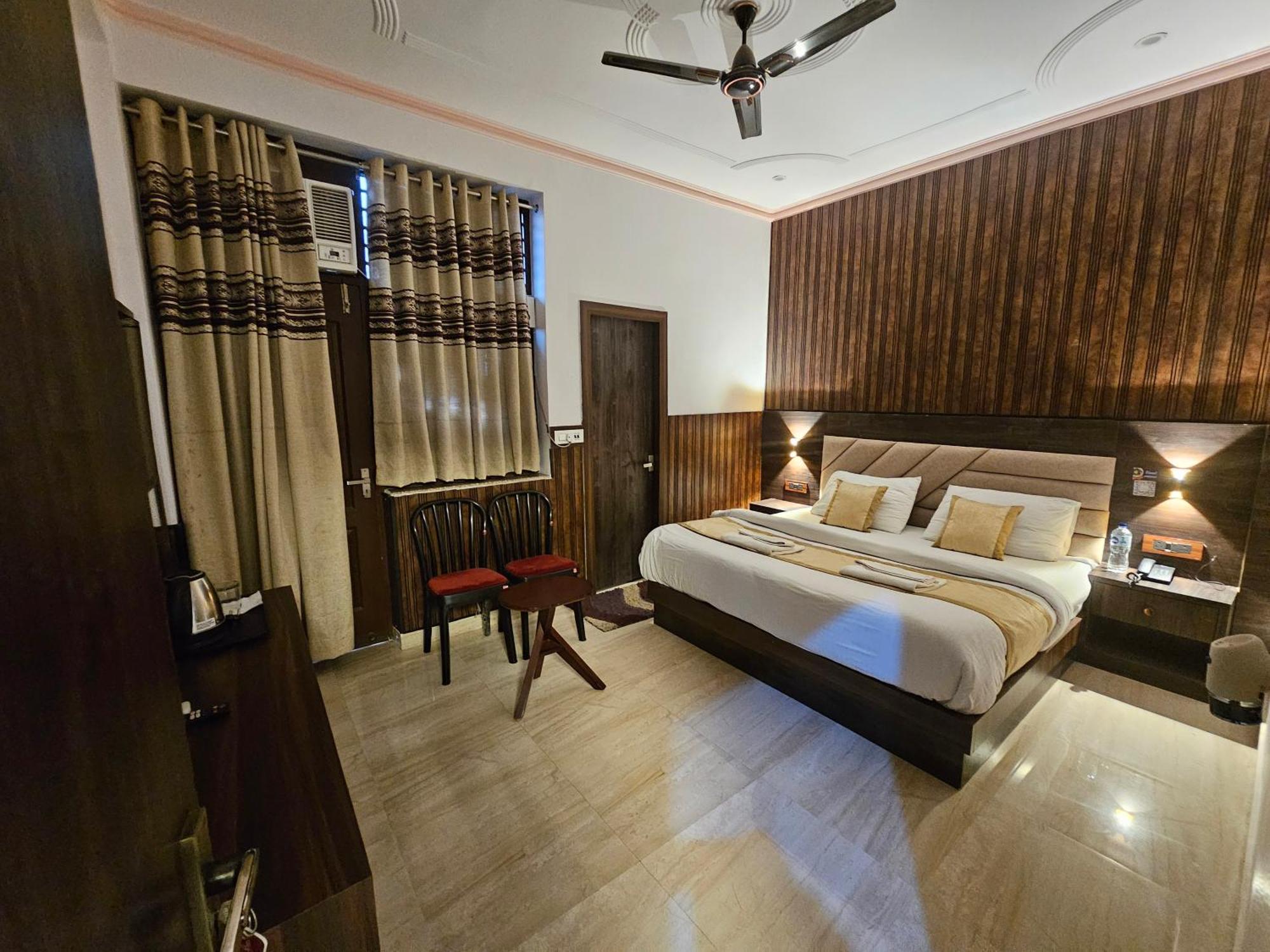 Hotel Shri Krishna Divine Dham à Mathura Extérieur photo