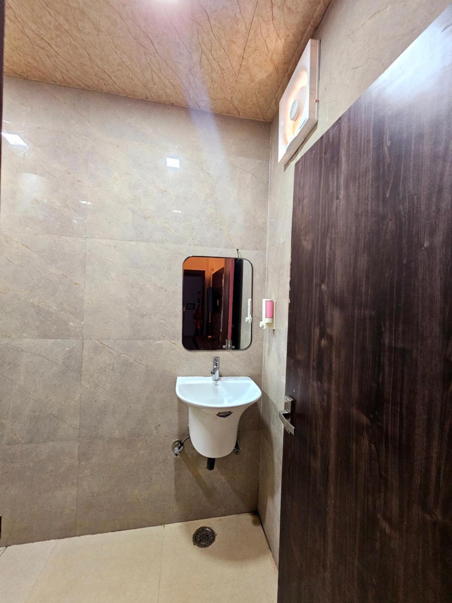 Hotel Shri Krishna Divine Dham à Mathura Extérieur photo