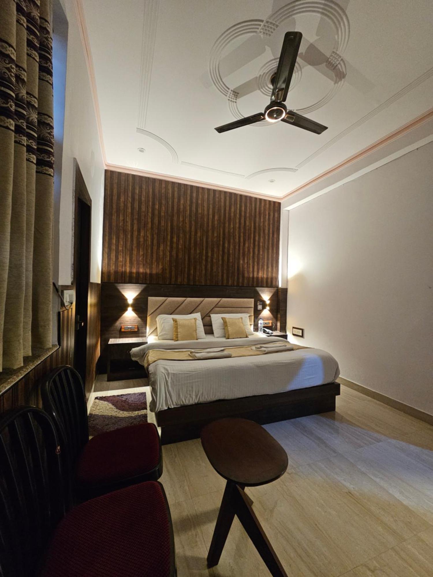 Hotel Shri Krishna Divine Dham à Mathura Extérieur photo