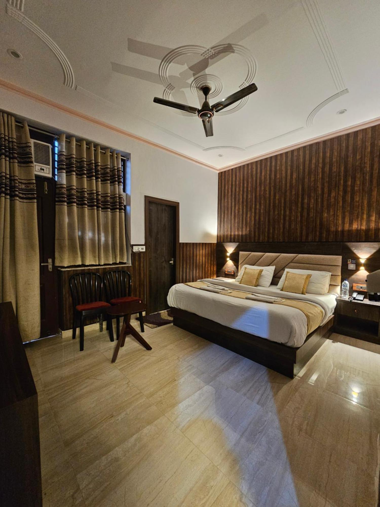 Hotel Shri Krishna Divine Dham à Mathura Extérieur photo