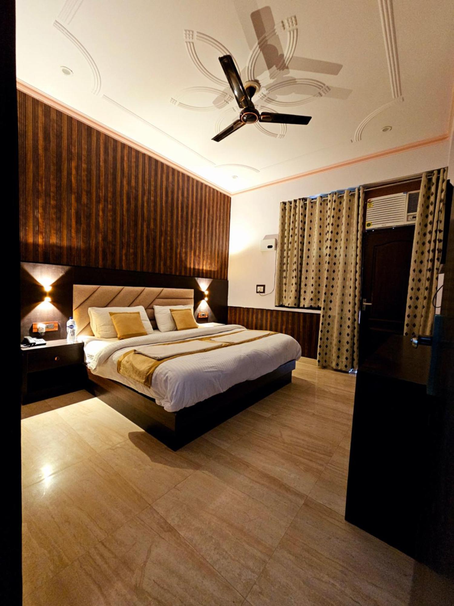 Hotel Shri Krishna Divine Dham à Mathura Extérieur photo