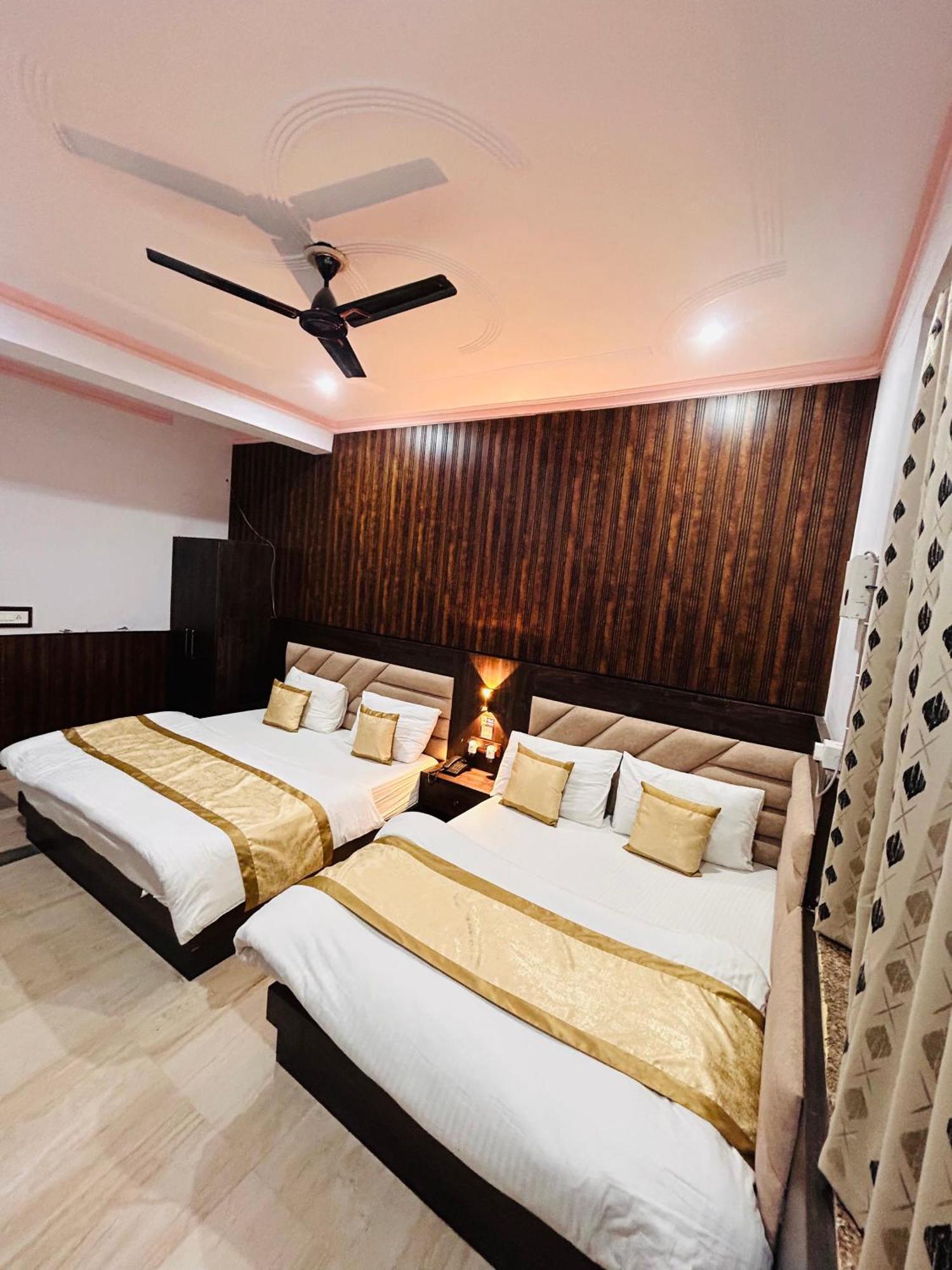 Hotel Shri Krishna Divine Dham à Mathura Extérieur photo
