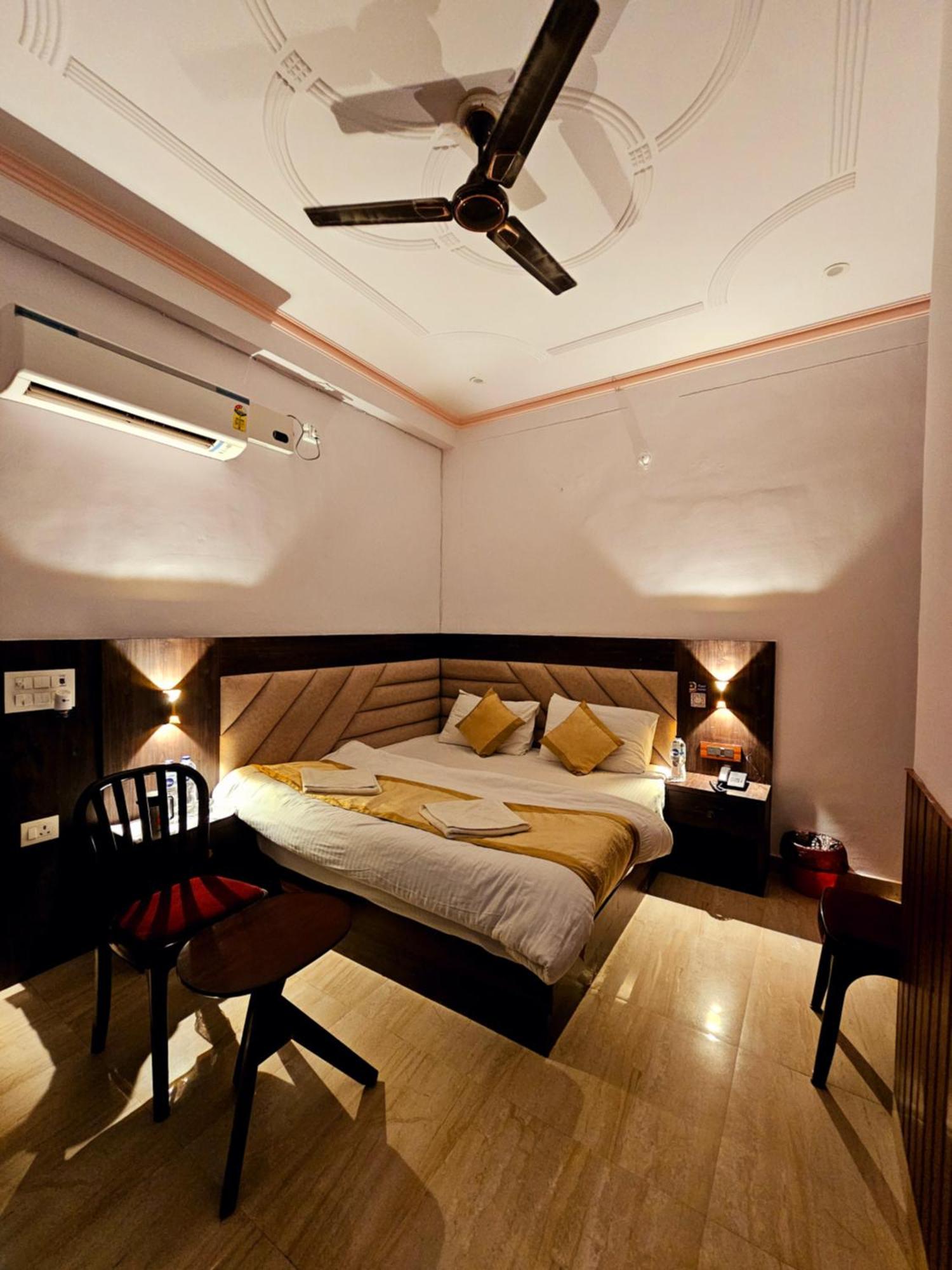 Hotel Shri Krishna Divine Dham à Mathura Extérieur photo