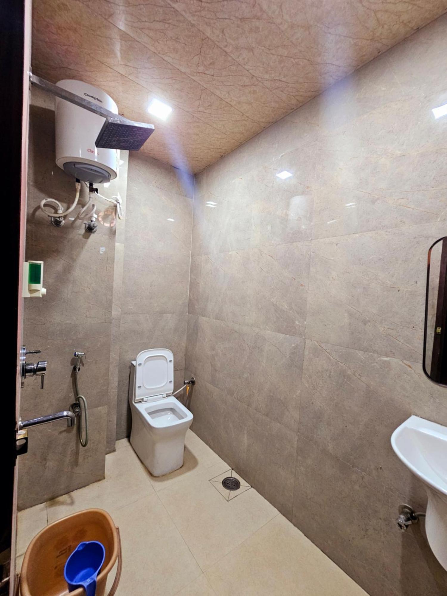 Hotel Shri Krishna Divine Dham à Mathura Extérieur photo