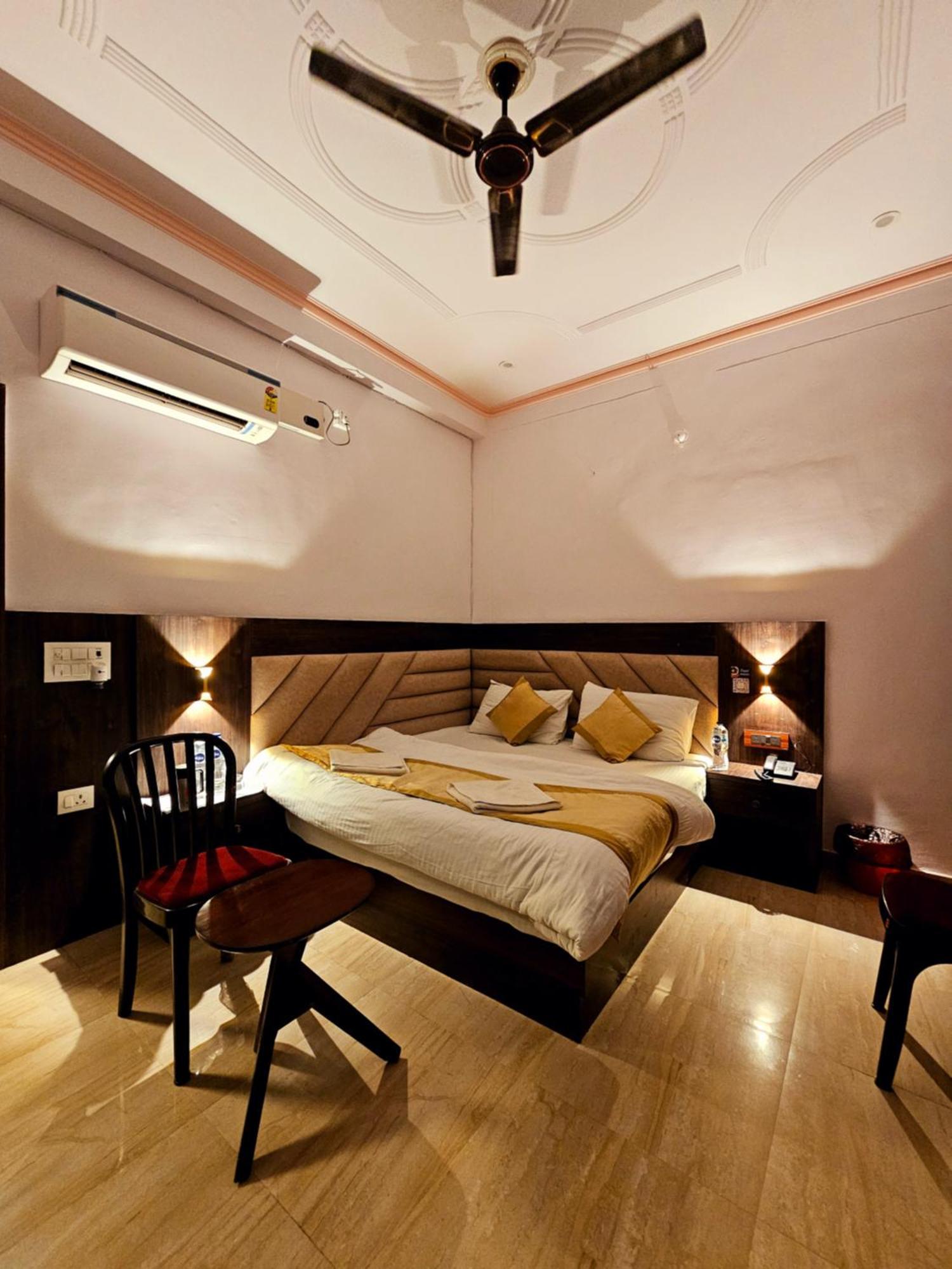 Hotel Shri Krishna Divine Dham à Mathura Extérieur photo