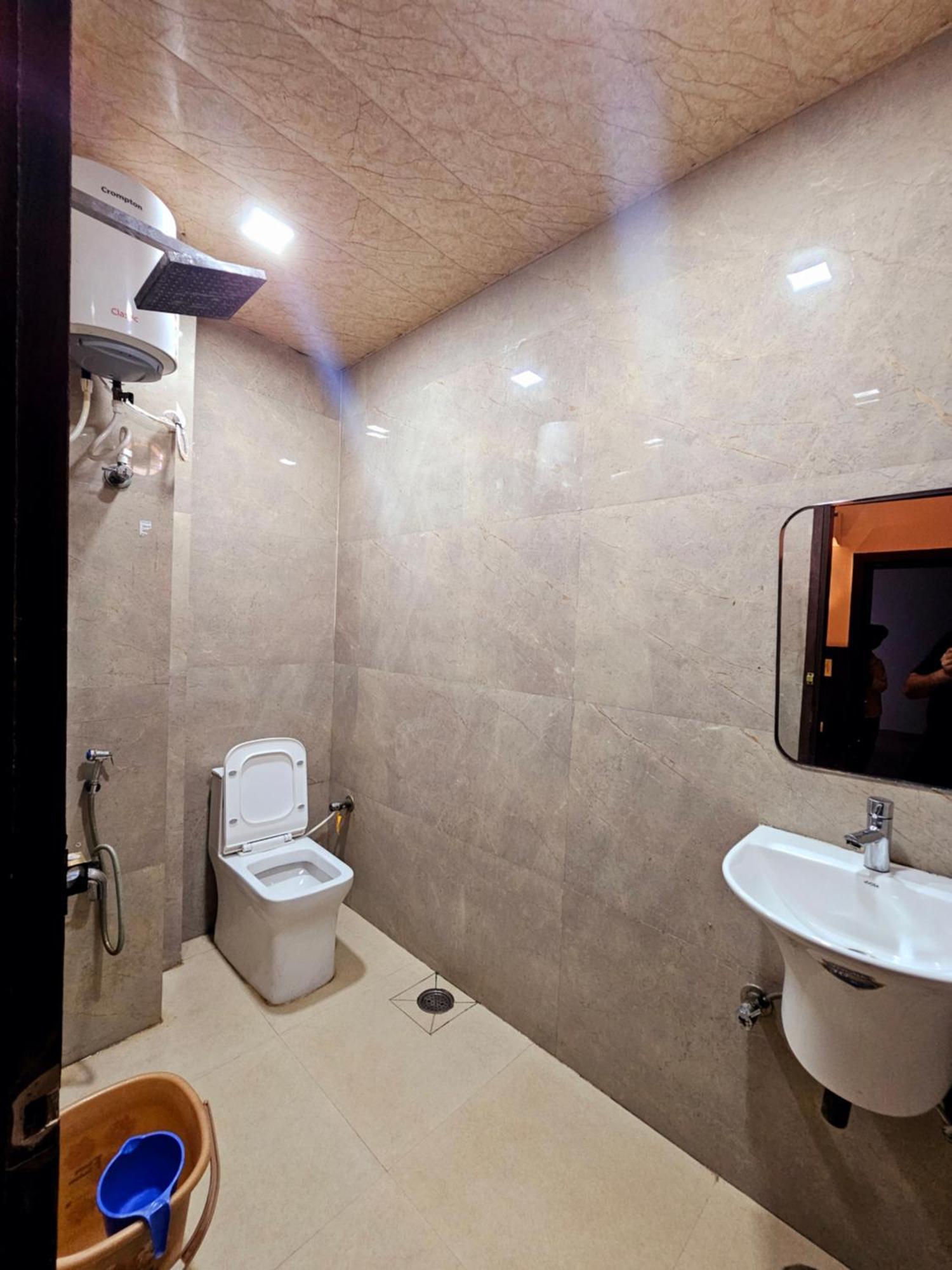 Hotel Shri Krishna Divine Dham à Mathura Extérieur photo