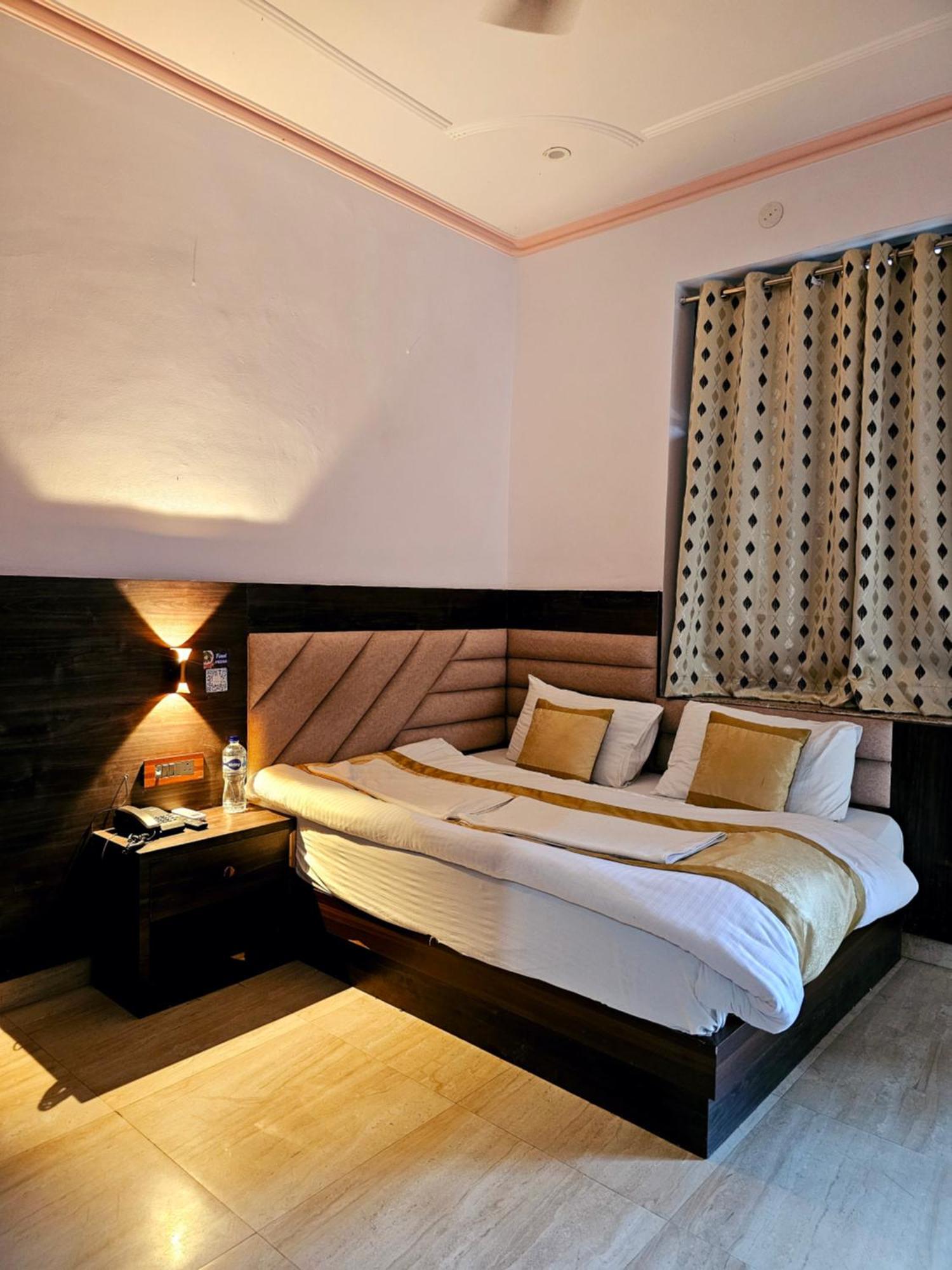 Hotel Shri Krishna Divine Dham à Mathura Extérieur photo